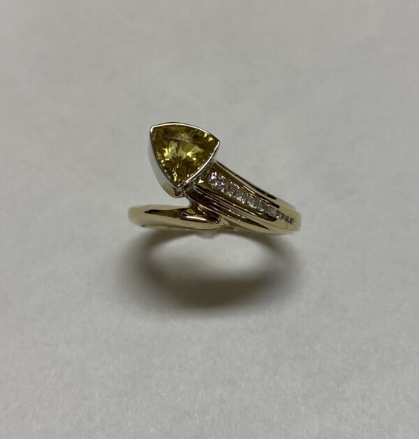 Yellow Sapphire and 10 RBC Diamonds Ring - Image 2