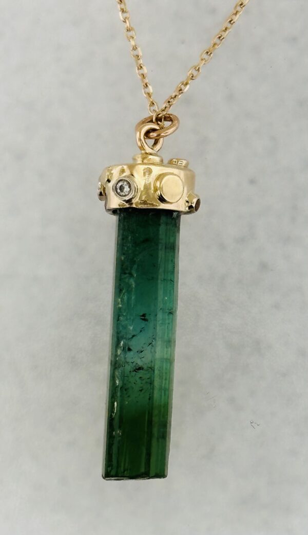 Green tourmaline pendant in 14 kt gold with 3 diamonds